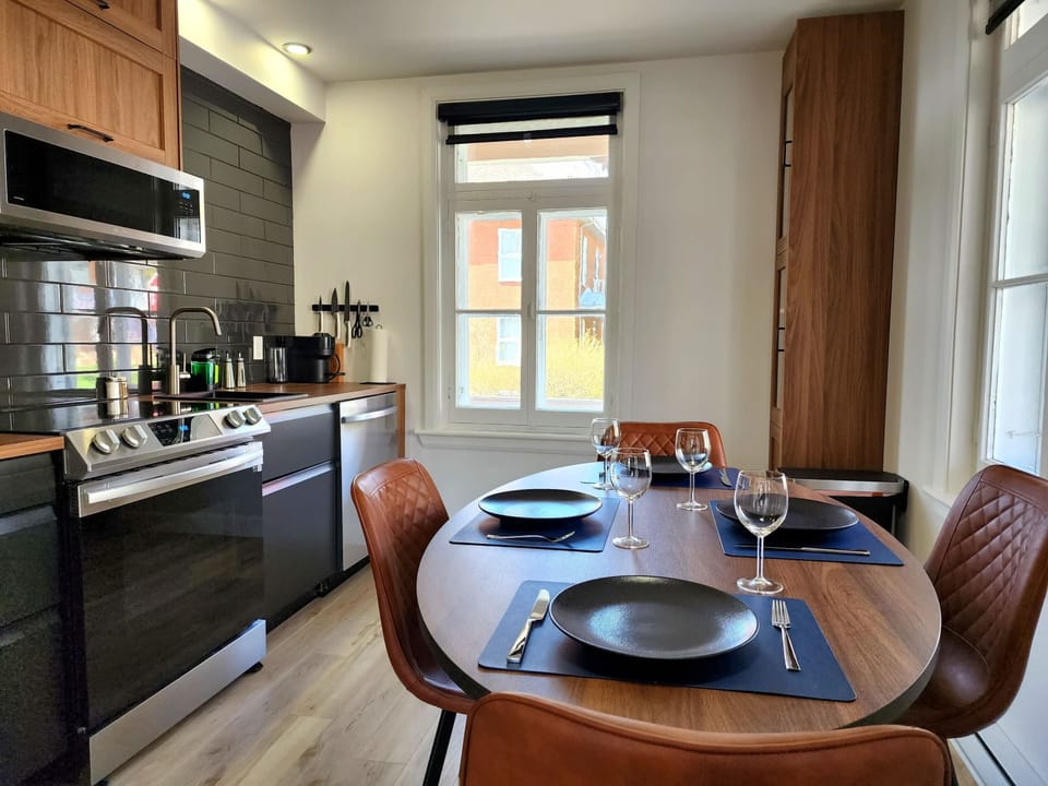 Salle à manger : Savourez des repas gastronomiques dans un espace moderne baigné de lumière et au design raffiné !
