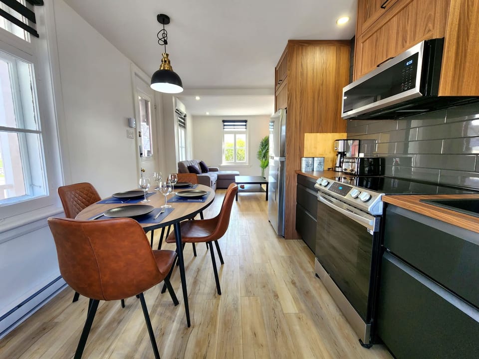 Salle à manger : Design contemporain et confort absolu — parfait pour des repas et des retrouvailles gourmandes !
