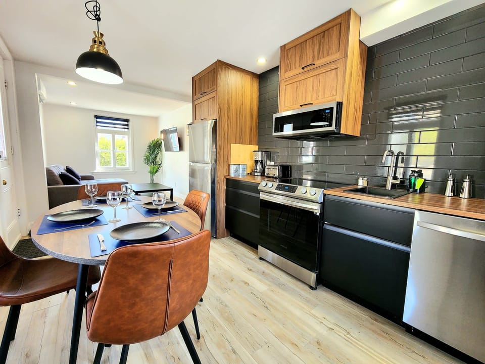 Cuisine et Salle à manger : Design contemporain et finitions modernes — parfait pour cuisiner et partager des repas mémorables !