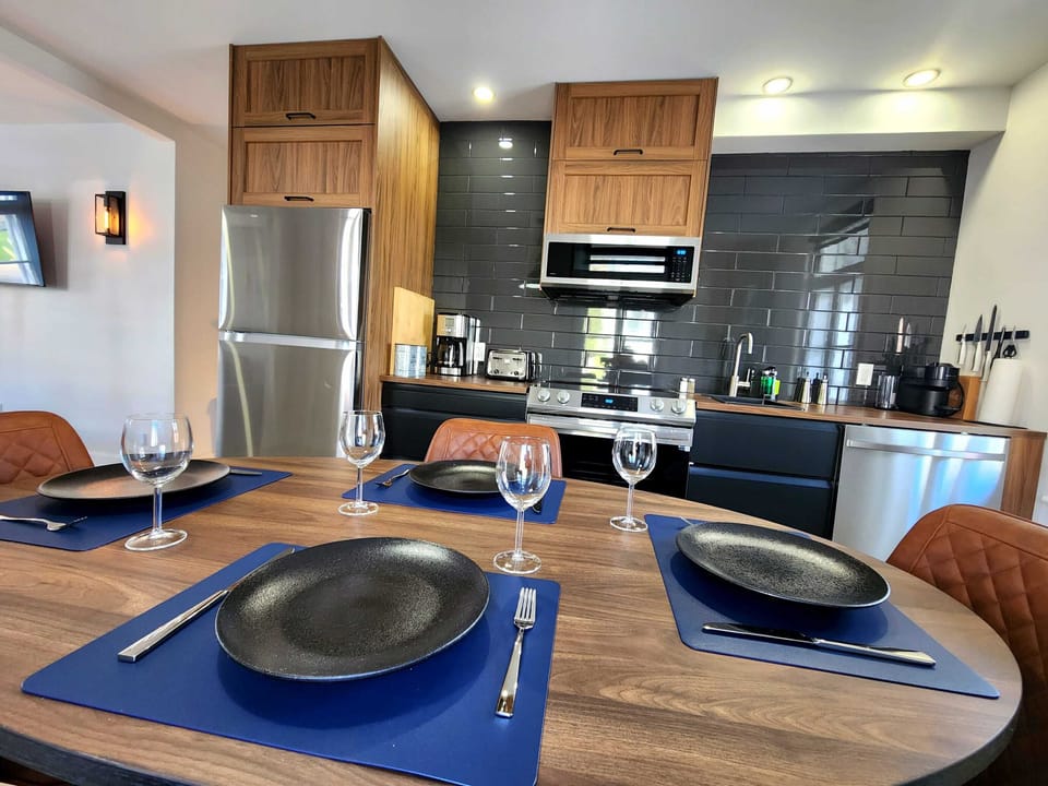 Salle à manger : Espace moderne et élégant, idéal pour des repas mémorables et des moments conviviaux !