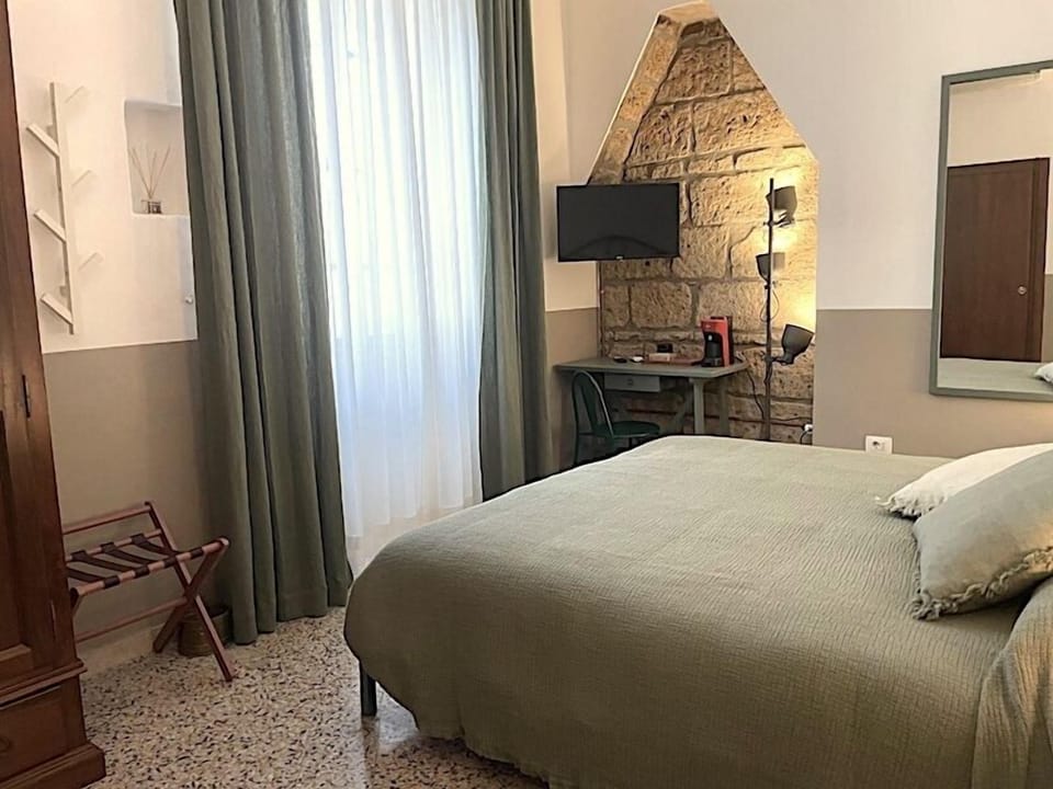 Classic Room, City View | Desk, free WiFi