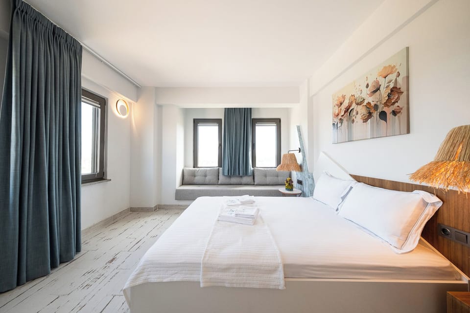 Deluxe Room, Sea View | Premium bedding, WiFi (free), bed sheets