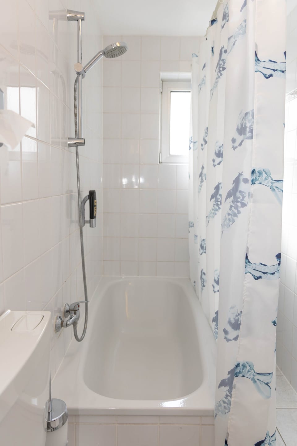 Basic Triple Room | Bathroom | Combined shower/tub, hair dryer, towels