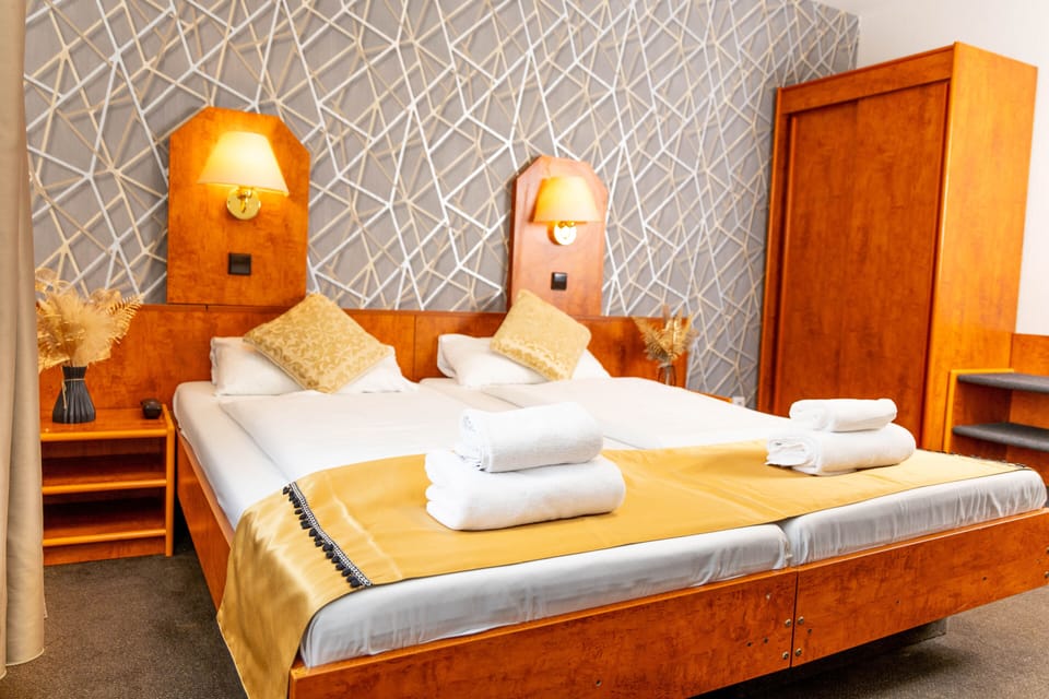 Basic Double Room | In-room safe, desk, iron/ironing board (on request), WiFi (free)