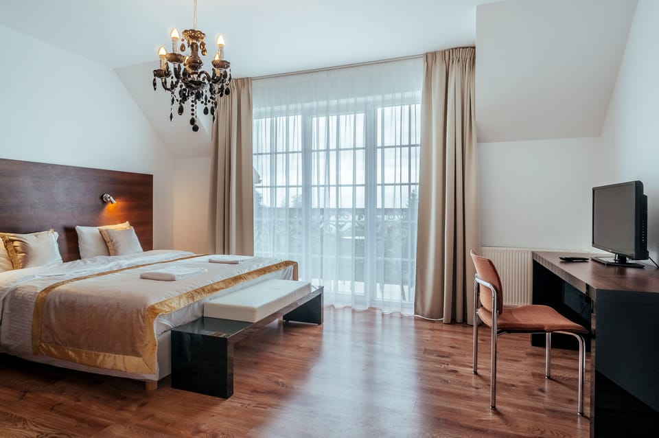 Deluxe Double Room, Balcony, Lake View | Premium bedding, minibar, desk, soundproofing