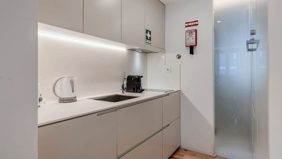 Compact, modern, and fully equipped for preparing breakfast, coffee, or a light meal before exploring the city. #ModernKitchen #CityApartment #SelfCatering #TravelComfort #LisbonLiving #Portugal #PT #Lisbon