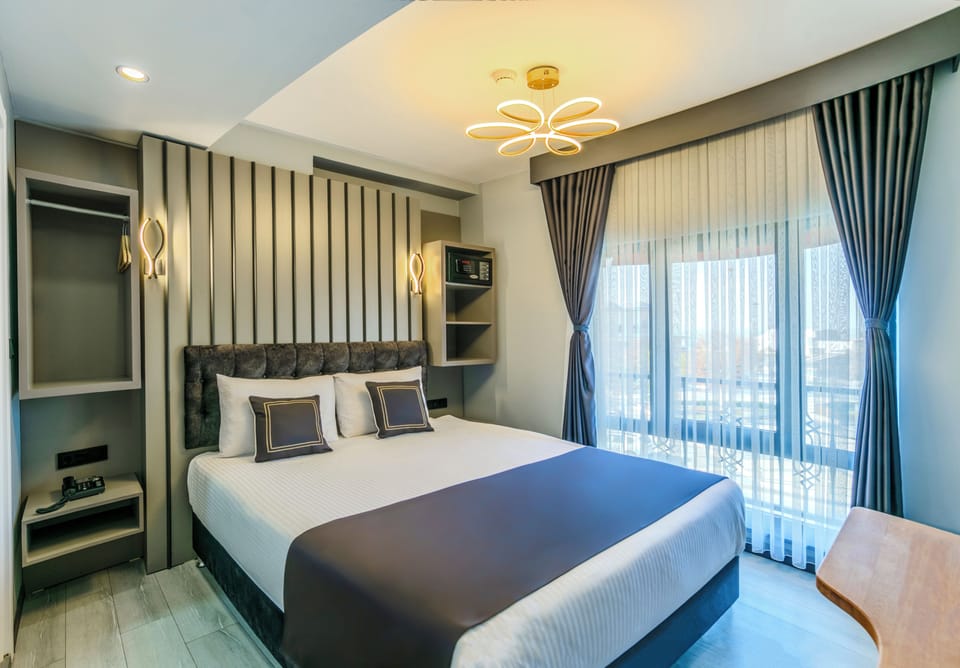 Classic Single Room, Patio | Minibar, in-room safe, desk, laptop workspace