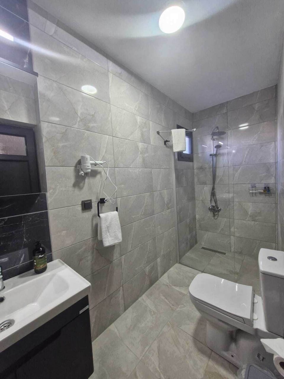 Basic Room ( Yosun Oda ) | Bathroom | Shower, hair dryer, slippers, towels