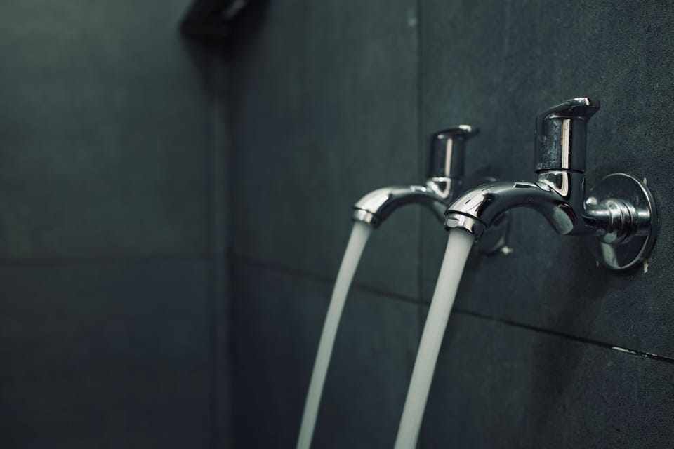 Deluxe Single Room | Bathroom | Shower, towels, soap, shampoo