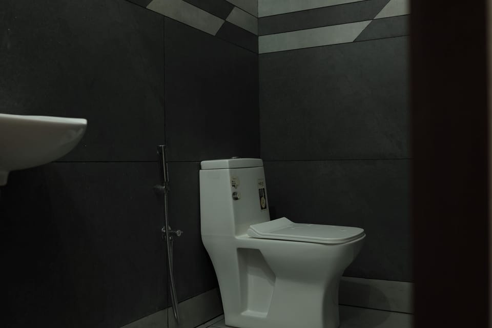 Deluxe Single Room | Bathroom | Shower, towels, soap, shampoo