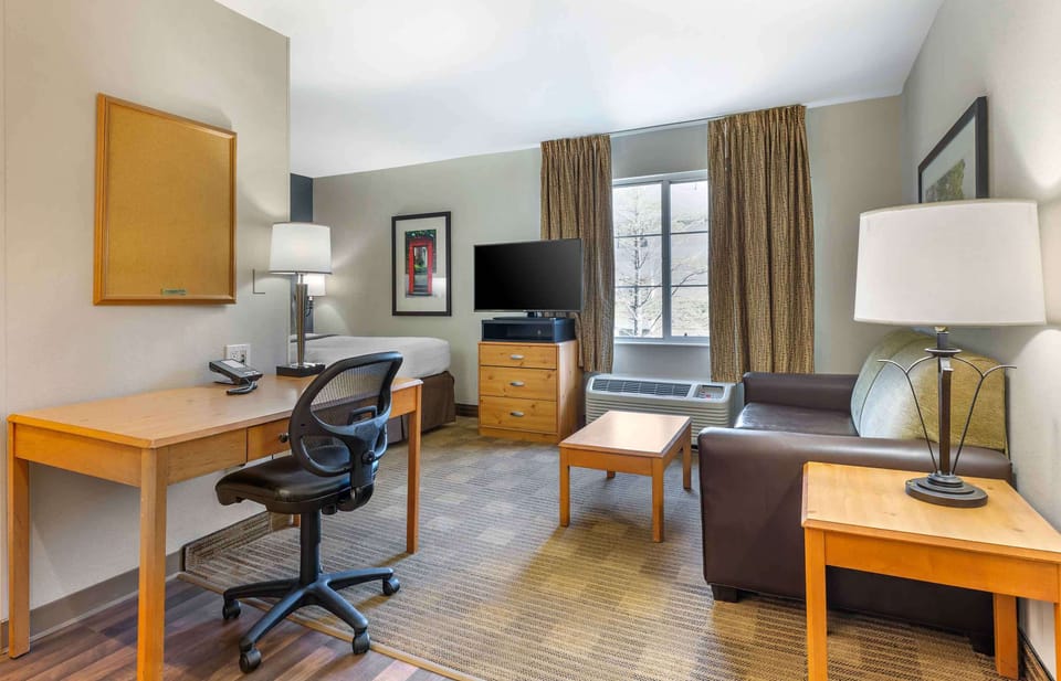Deluxe Studio, 1 Queen Bed with Sofa bed, Non Smoking | Desk, iron/ironing board, WiFi (free), alarm clocks