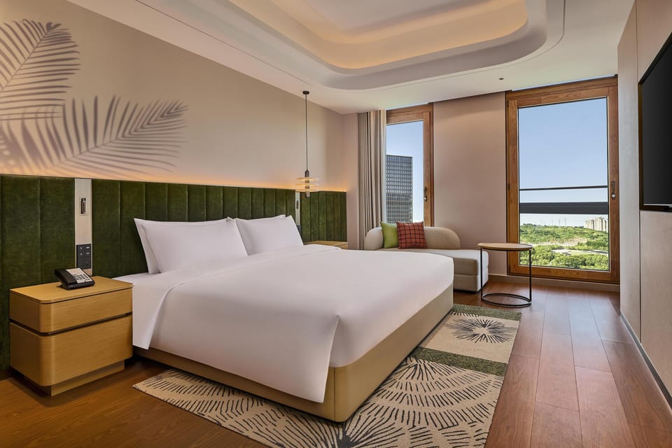 Basic Room, 1 King Bed | Down comforters, minibar (free items), desk, laptop workspace