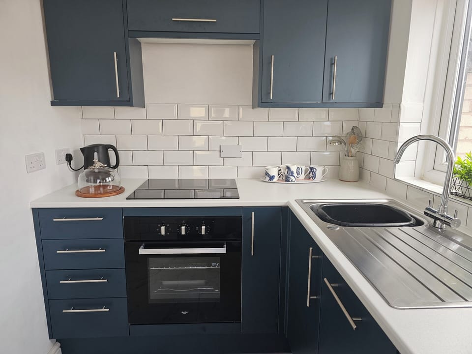 Cottage | Private kitchen | Dishwasher, cookware/dishes/utensils