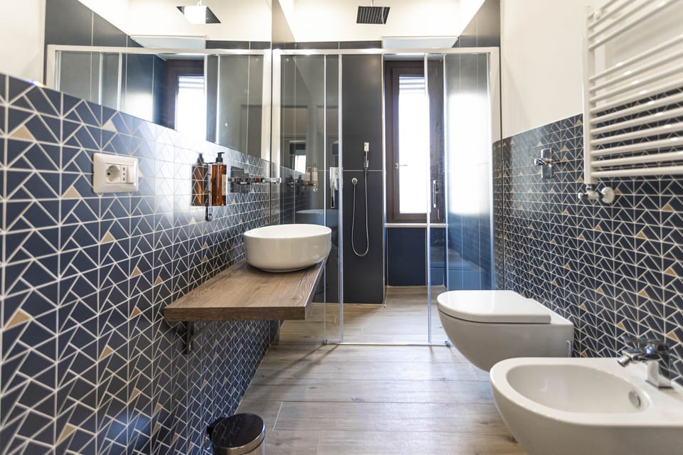 Triple Room | Bathroom | Free toiletries, hair dryer, bidet, towels