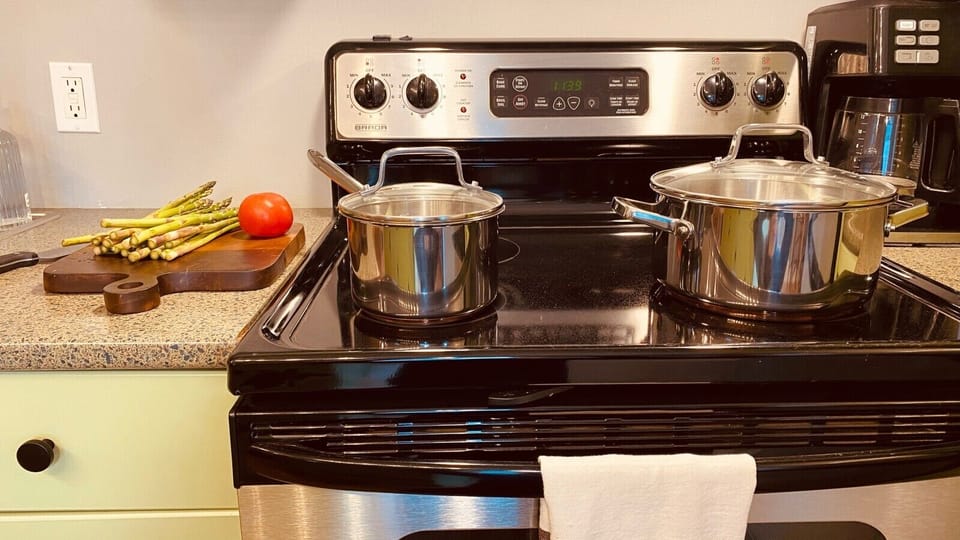Cook, snack, and settle in like a local. Our fully equipped kitchen has everything you need, and a specialty grocery store just downstairs makes it easy to pick up fresh ingredients, local favourites, and gourmet treats.