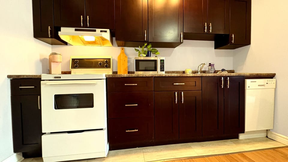 Fully equipped kitchen with full-sized fridge, small dishwasher and all the tools you need to cook delicious meals.