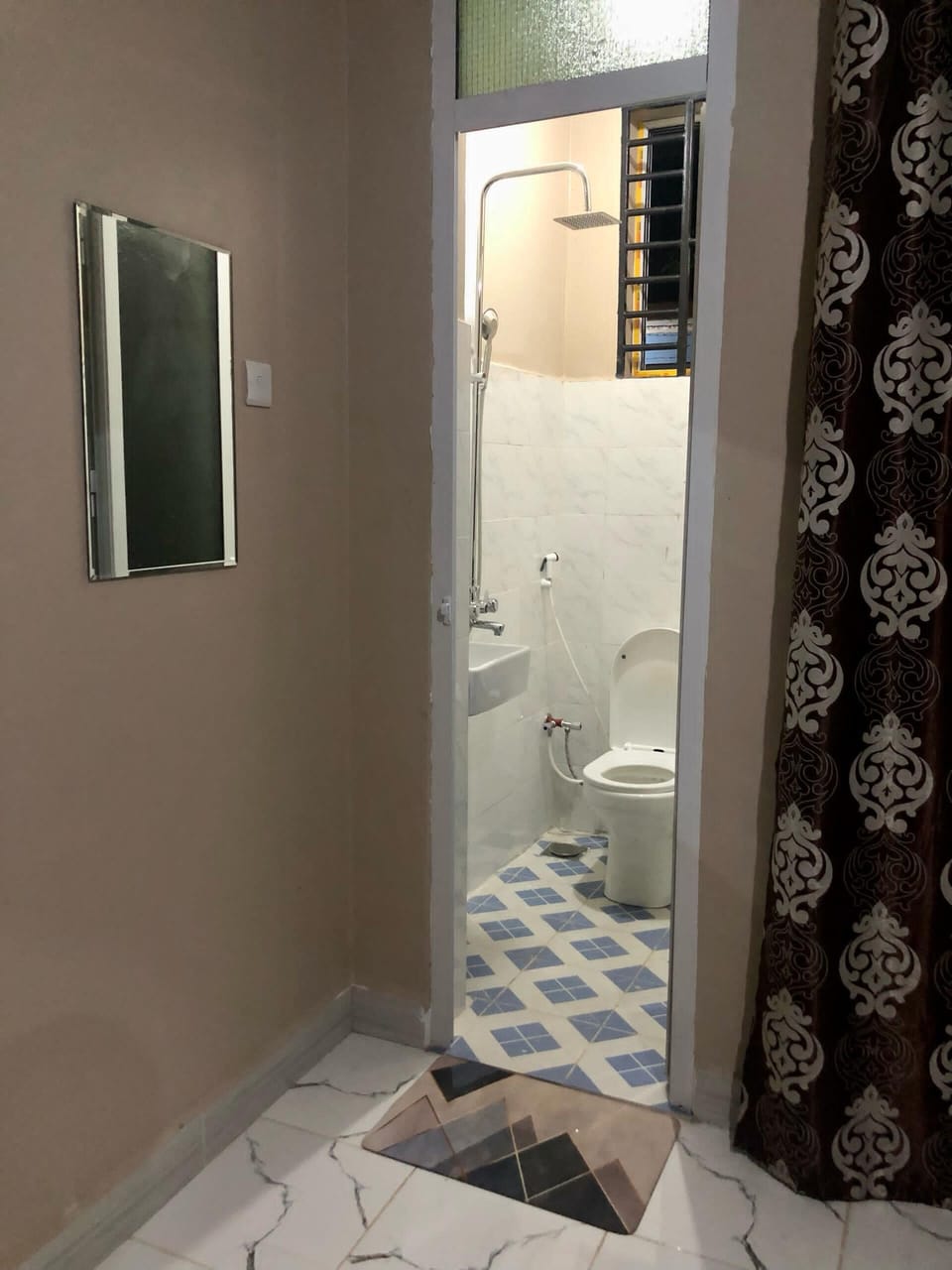 Deluxe Double Room | Bathroom | Slippers