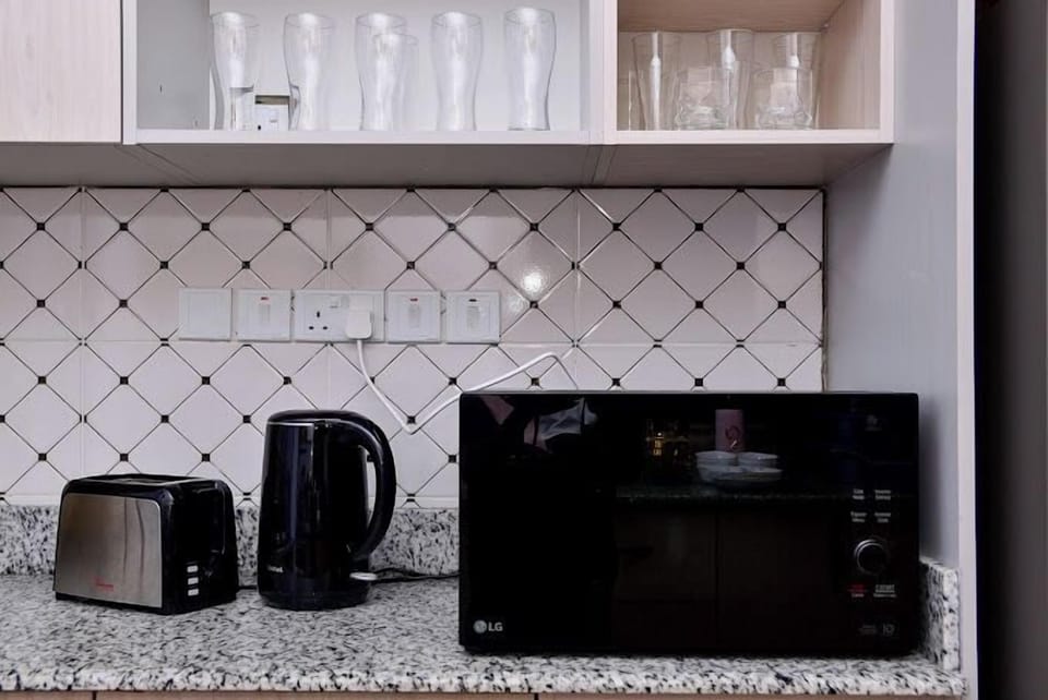 Family Apartment | Private kitchen | Fridge, microwave, cookware/dishes/utensils