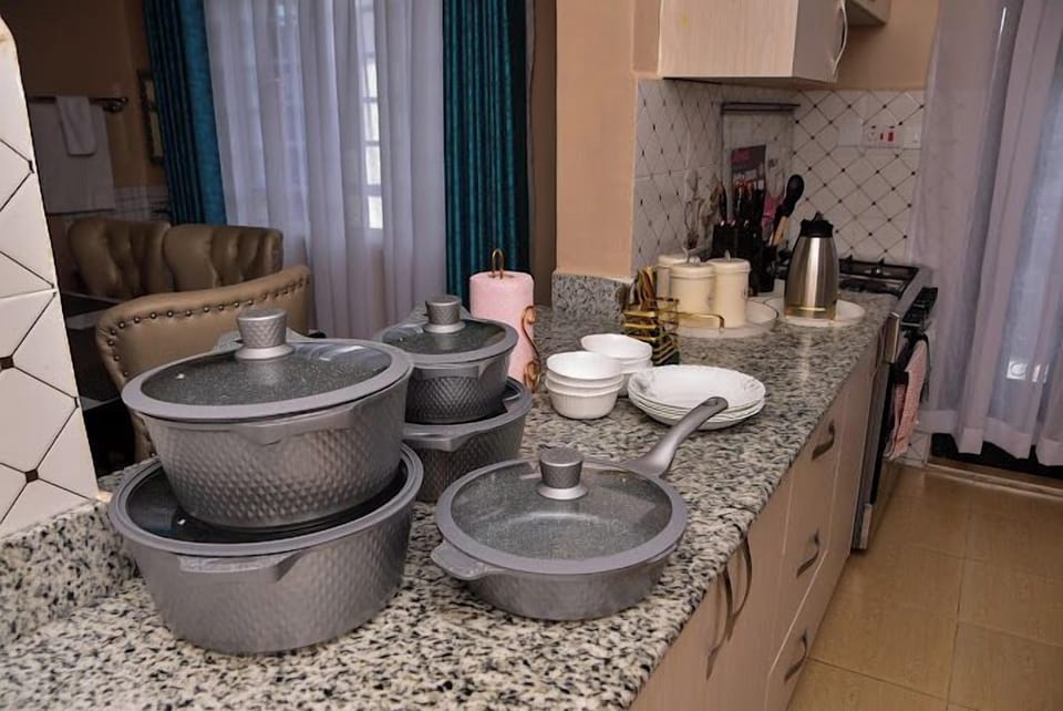 Family Apartment | Private kitchen | Fridge, microwave, cookware/dishes/utensils