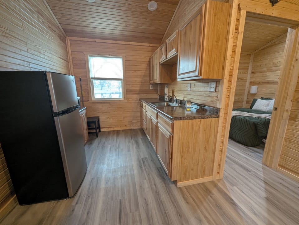 Comfort Cabin | Private kitchen | Fridge, microwave, stovetop, cookware/dishes/utensils