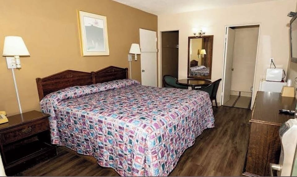 Deluxe Single Room, City View | Desk, laptop workspace, blackout drapes, iron/ironing board
