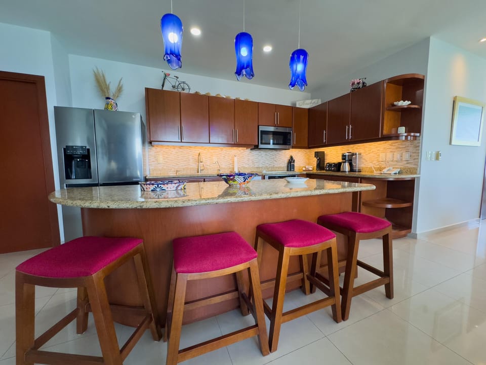 Full kitchen with island seating