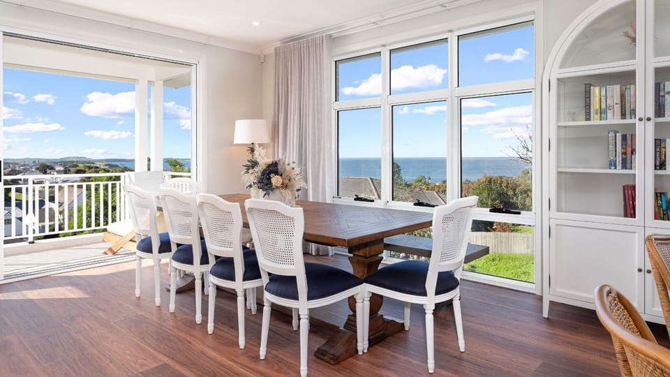 Kiarama | Dining room | Balcony | BBQ
