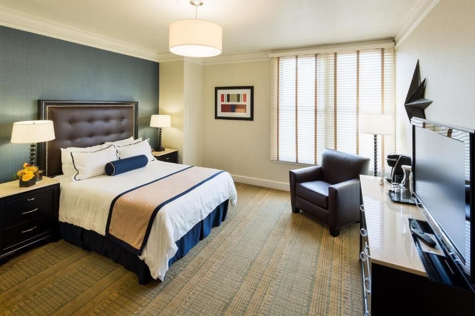 Standard Room, 1 Queen Bed, Non Smoking, Private Bathroom | In-room safe, desk, iron/ironing board, free WiFi