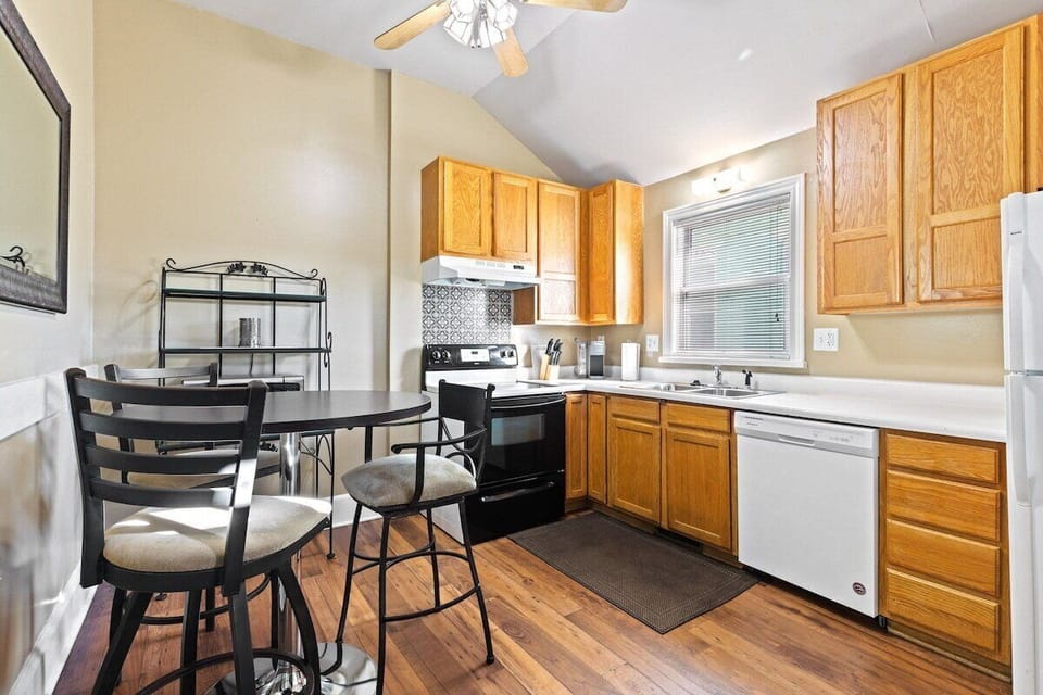 House, Private Bathroom, City View (701) | Shared kitchen