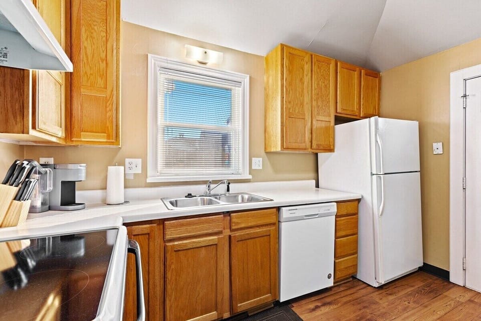 House, Private Bathroom, City View (701) | Shared kitchen