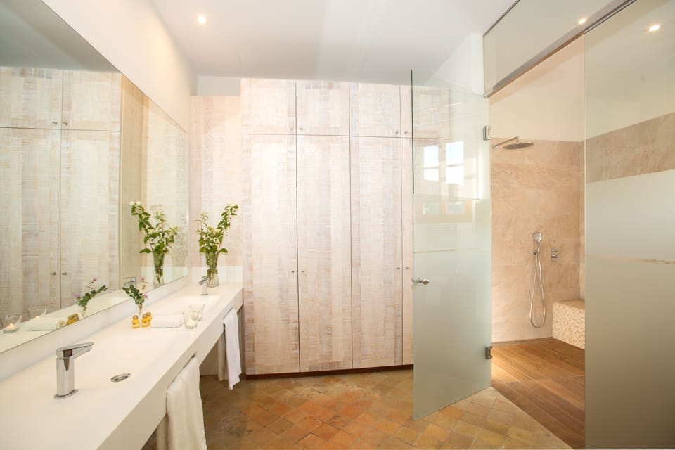 Double Room | Bathroom | Free toiletries, hair dryer, bathrobes, slippers