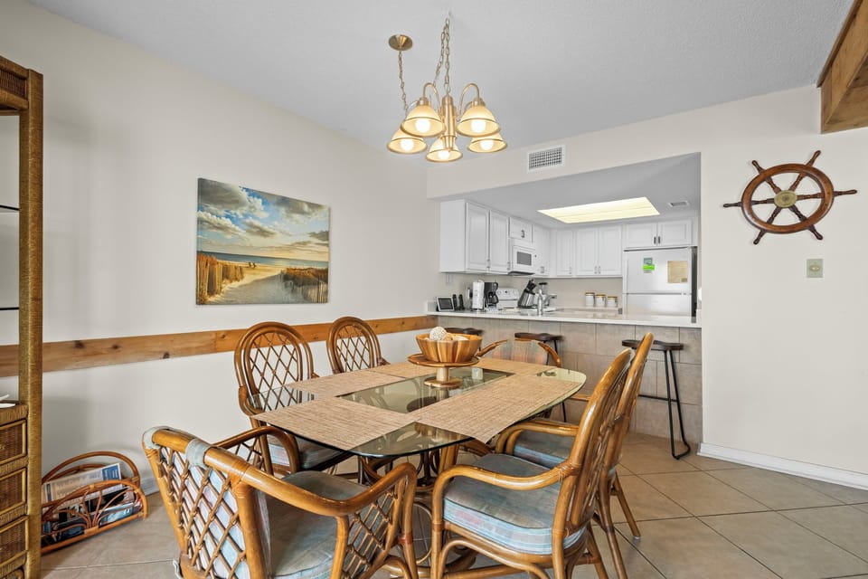 Dining/Bar Area