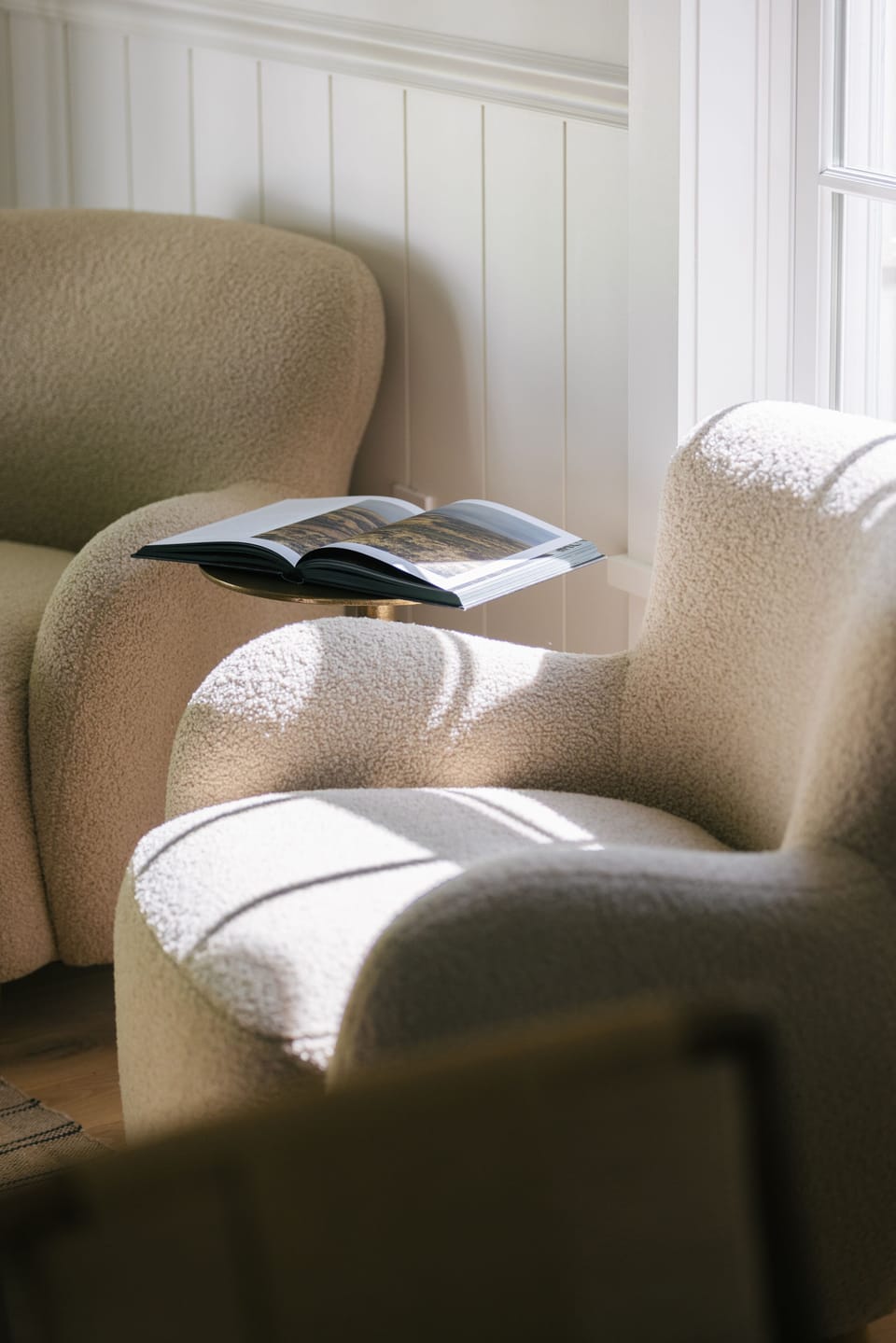 Curated Comfort – Where design meets stillness and every page turns a little slower