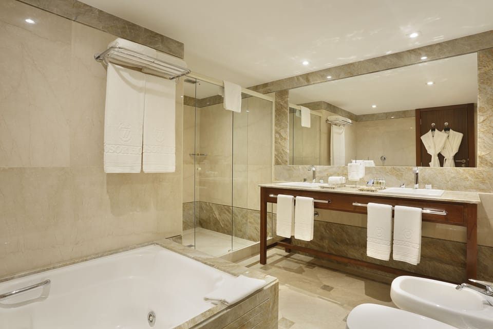 Suíte Master | Bathroom | Free toiletries, hair dryer, bidet, towels