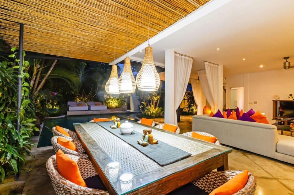 Full kitchen with bar and dining table for 8 – Villa Eindra Seminyak