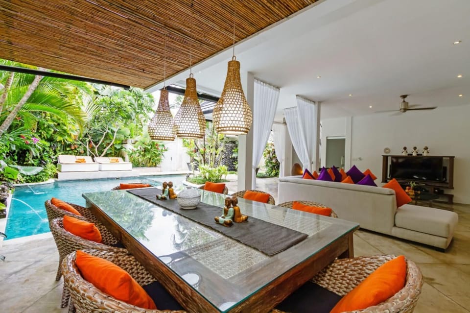 Full kitchen with bar and dining table for 8 – Villa Eindra Seminyak
