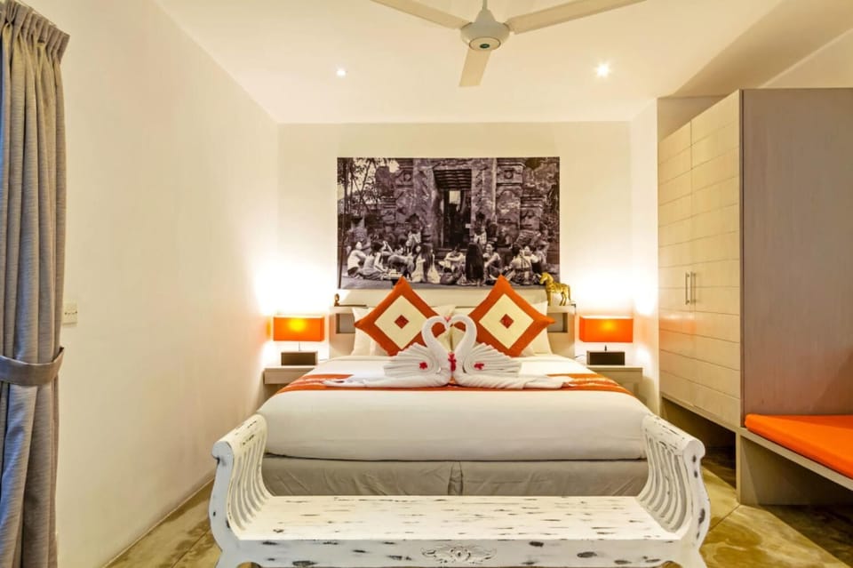 Spacious master bedroom with ensuite and tropical vibe – Villa Eindra