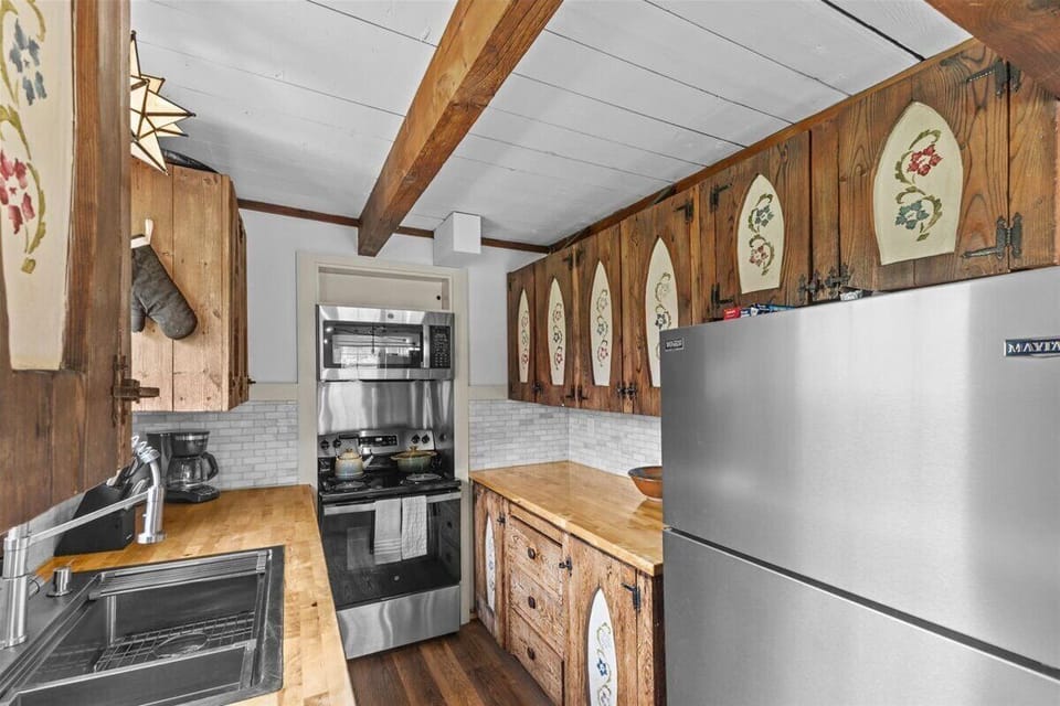 Alpenglow Chalet: Beautiful 4BR w/Pool+Pickleball (5684)