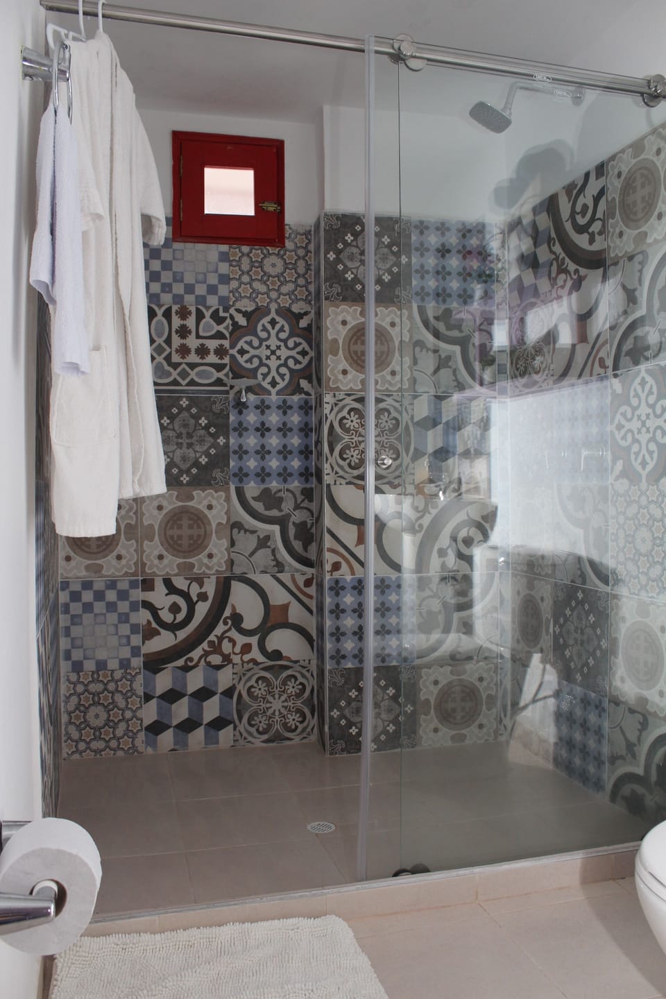 Shower, free toiletries, bathrobes, towels