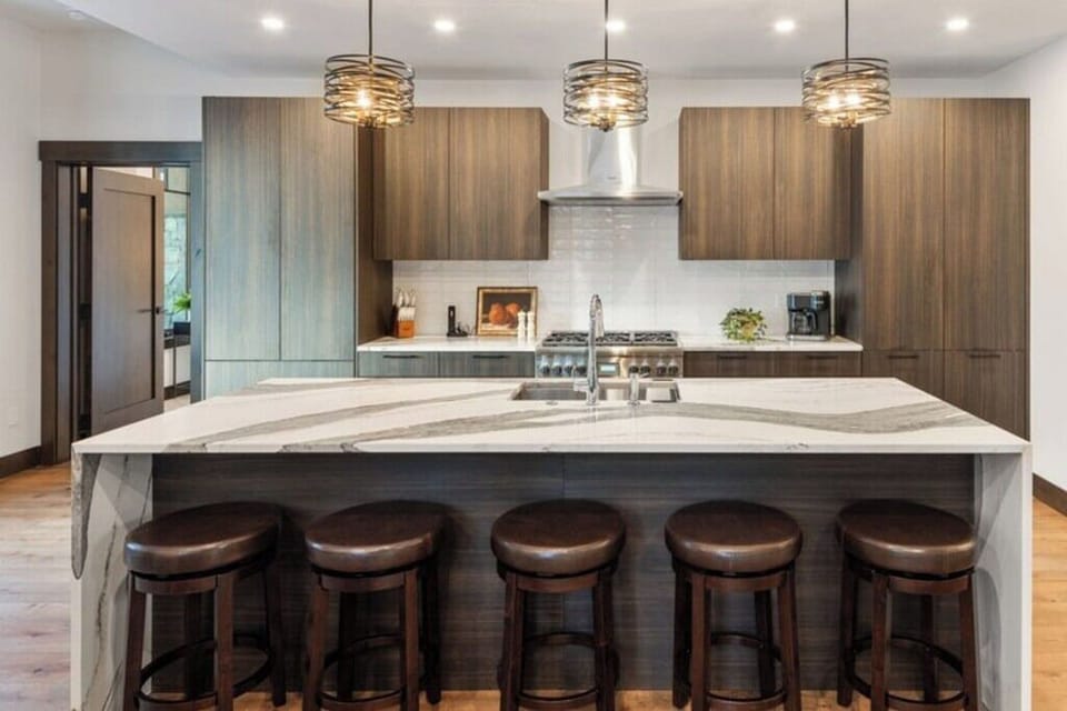 Luxury Condo, Kitchen, Partial Lake View | Individually decorated, individually furnished, desk, laptop workspace