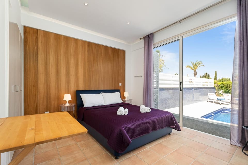 Ground floor
En-suite master bedroom
Double size bed
Walk-in shower
Pool view