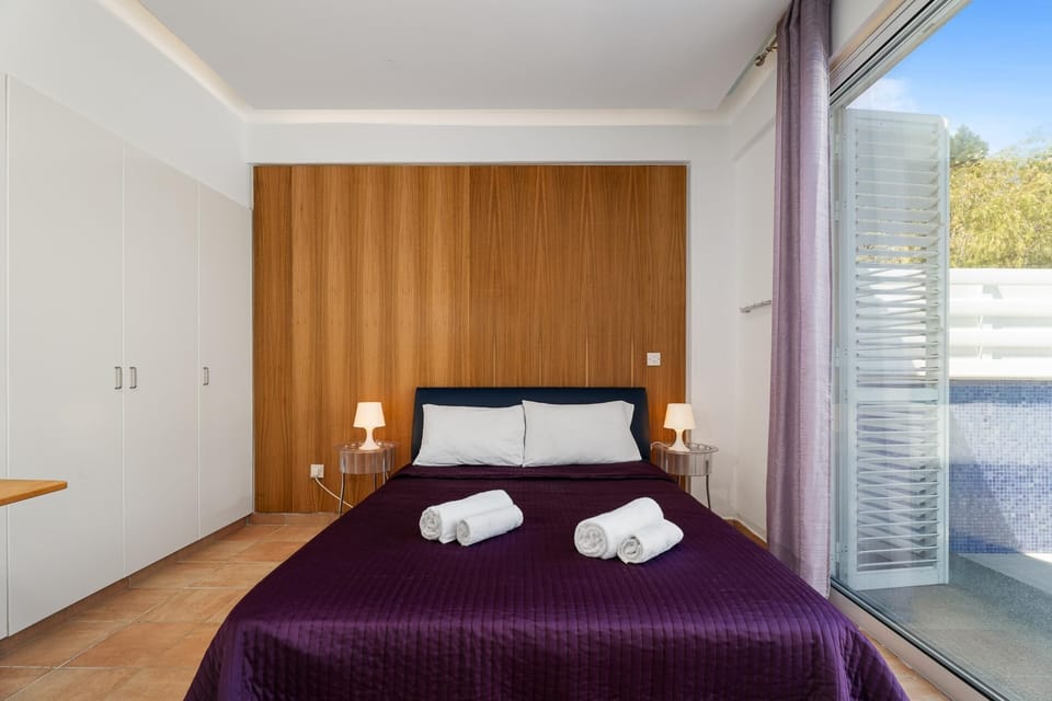 Ground floor
En-suite master bedroom
Double size bed
Walk-in shower
Pool view