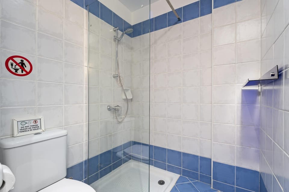 En-suite walk-in shower