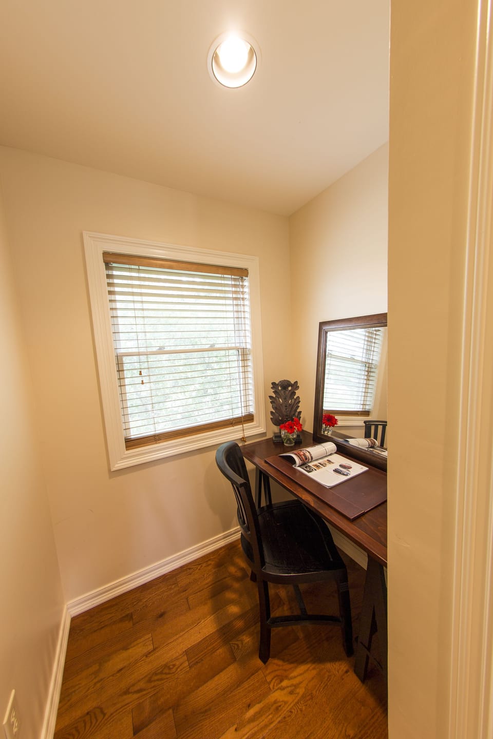 6 bedrooms, premium bedding, desk, iron/ironing board