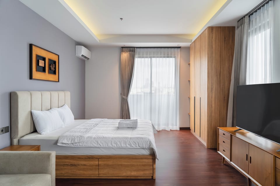 Deluxe Suite | Street view