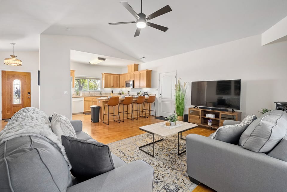 House, Multiple Beds, Patio, Garden View (Mira Vista Guest House) | Living area | Fireplace