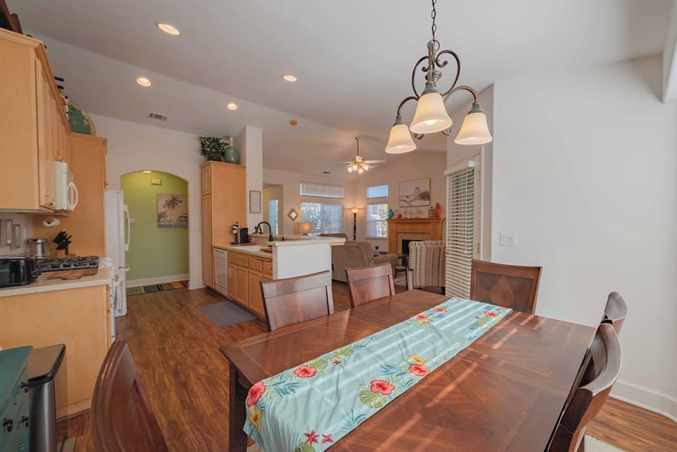 House, Multiple Beds, Patio, Garden View (Seabreeze Bungalow) | Dining