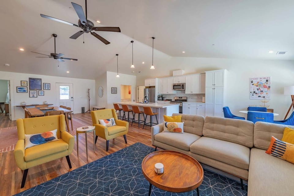 House, Multiple Beds, Patio, Garden View (Blue Moon Escape) | Living area | Fireplace