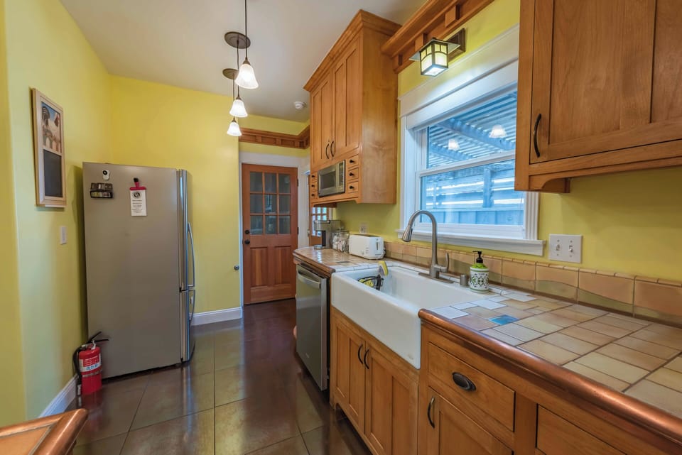 House, 2 Queen Beds, Patio, Garden View (Crafty Oak House) | Private kitchen | Coffee/tea maker