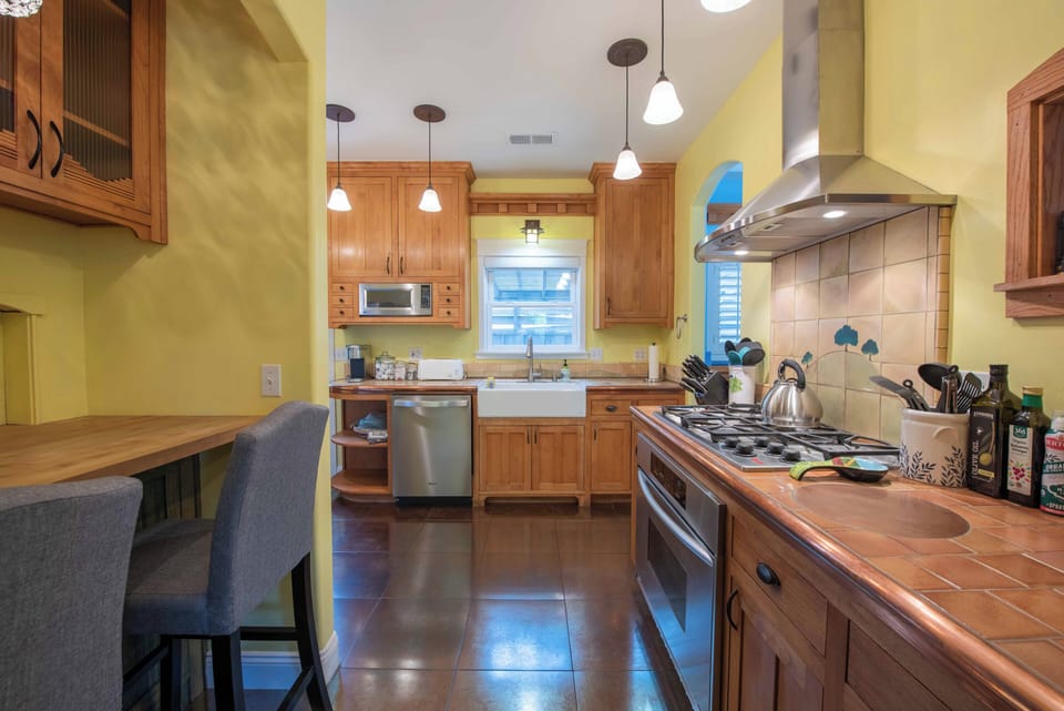 House, 2 Queen Beds, Patio, Garden View (Crafty Oak House) | Private kitchen | Coffee/tea maker